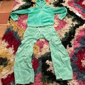 Juicy complete jogger outfit, so cute and very soft, Sz L 2 piece together